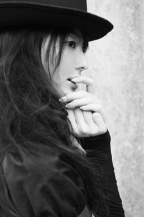 黑色风格气质美女壁纸