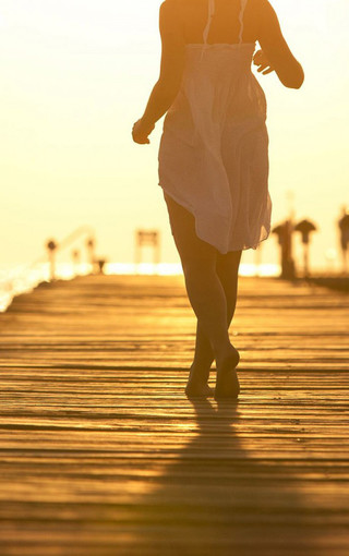 山上美女背影照片 ChMkJlfJUsaIGxaEAALBDAXbbwoAAU9mAN0VgMAAsEk573.jpg